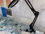 un bureau avec une lampe et tout un tas de matériel médical
