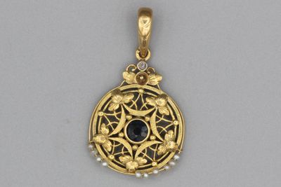 Pendentif Art Nouveau en or stylisant un feuillage serti d’u…