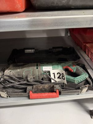 une photo d'un outil dans une armoire métallique