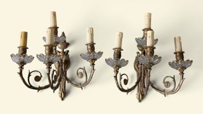 trois appliques murales anciennes ornées de fleurs et de feuilles