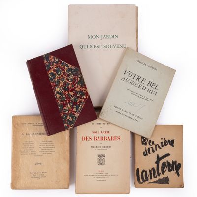 plusieurs livres sont empilés sur une surface blanche
