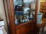 un vaisselier en bois avec une porte vitrée