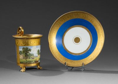 une image représentant une assiette bleue et blanche et une coupe dorée