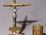 une statue de Jésus sur une croix, à côté d'un briquet
