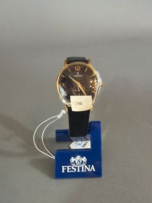 une montre posée sur un présentoir, accompagnée d'une étiquette
