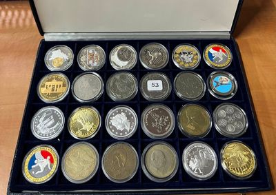 beaucoup de pièces dans une boîte posée sur une table
