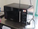 un micro-ondes posé sur une table en métal