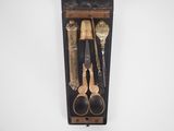 une boîte en bois contenant un ensemble de ciseaux et une paire de ciseaux