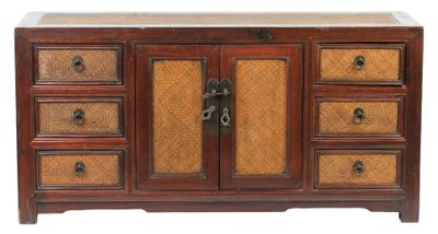 une image représentant une armoire en bois comportant de nombreux tiroirs