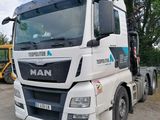 un camion garé sur le côté de la route