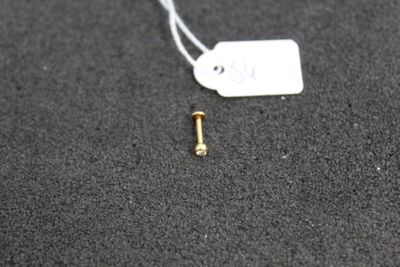 un petit morceau de métal auquel est attachée une étiquette