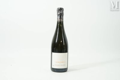 une bouteille de vin posée sur une table