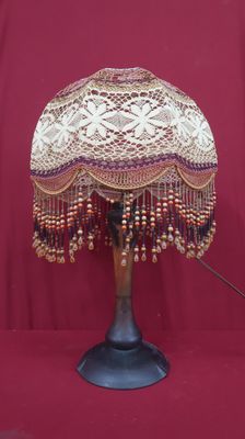 l'image d'une lampe posée sur une table