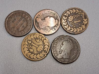 six types de pièces différents posés sur une table