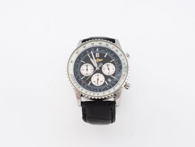 un gros plan d'une montre sur une surface blanche avec un fond blanc