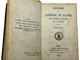 un livre ouvert sur lequel figure l'image d'un arbre