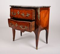 Petite commode galbée en marqueterie ouvrant par deux tiroir… (photo 5)