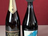 plusieurs bouteilles de vin sont alignées sur un comptoir