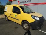 une petite camionnette jaune garée dans un parking