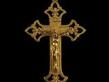 un gros plan d'une croix sur fond noir