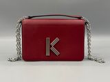 une pochette rouge ornée d'un logo « k » sur le devant