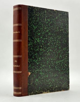 un livre à la couverture verte posé sur une surface blanche
