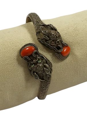 TIBET - BRACELET rigide ouvert en argent ciselé à tête de dr…