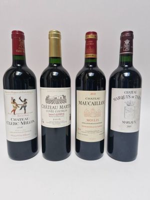 trois bouteilles de vin rouge sont alignées sur une surface blanche
