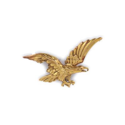une image représentant une broche en forme d'aigle doré sur fond blanc
