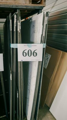 il y a beaucoup de types de portes différents dans le magasin