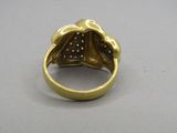 Gros plan sur une bague en or ornée de diamants