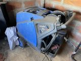 une machine bleue et noire posée par terre