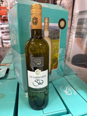 une bouteille de vin posée sur une table dans un magasin
