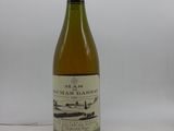 la bouteille de vin est posée sur une surface blanche