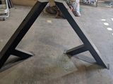 quelqu'un travaille sur une table en métal dans un garage