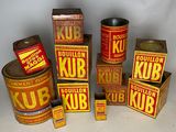 de nombreux types différents de boîtes « kub » empilées les unes sur les autres