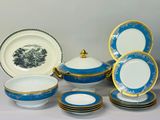 beaucoup d'assiettes et de bols bleus et blancs sur la table