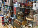 une vitrine remplie de pièces d'échecs et d'autres jeux