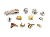 de nombreux types de boutons métalliques sur un fond blanc