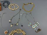de nombreux colliers et bracelets disposés sur une table