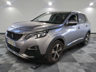 la voiture argentée est garée sur un sol en damier dans le garage