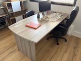 un bureau équipé d'un écran d'ordinateur et d'un clavier