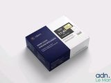 une image représentant une boîte blanche sur laquelle figure une étiquette bleue et blanche