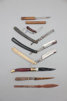 de nombreux types de couteaux différents et des couteaux sur la table