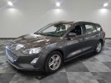 La Ford Focus grise est garée sur un sol en carrelage à damier.