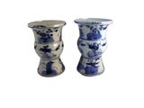 une paire de vases bleus et blancs sur fond blanc
