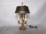 l'image d'une lampe posée sur une table