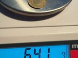 une pièce posée sur une balance, elle-même posée sur une table