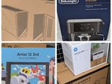 quatre images différentes d'un carton sur lequel figure une télévision et d'un carton sur lequel figure une télévision