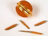 quelques stylos et une boule en bois sur la table
